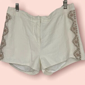 Miss Me white linen embroidered shorts. Lined size L Buckle